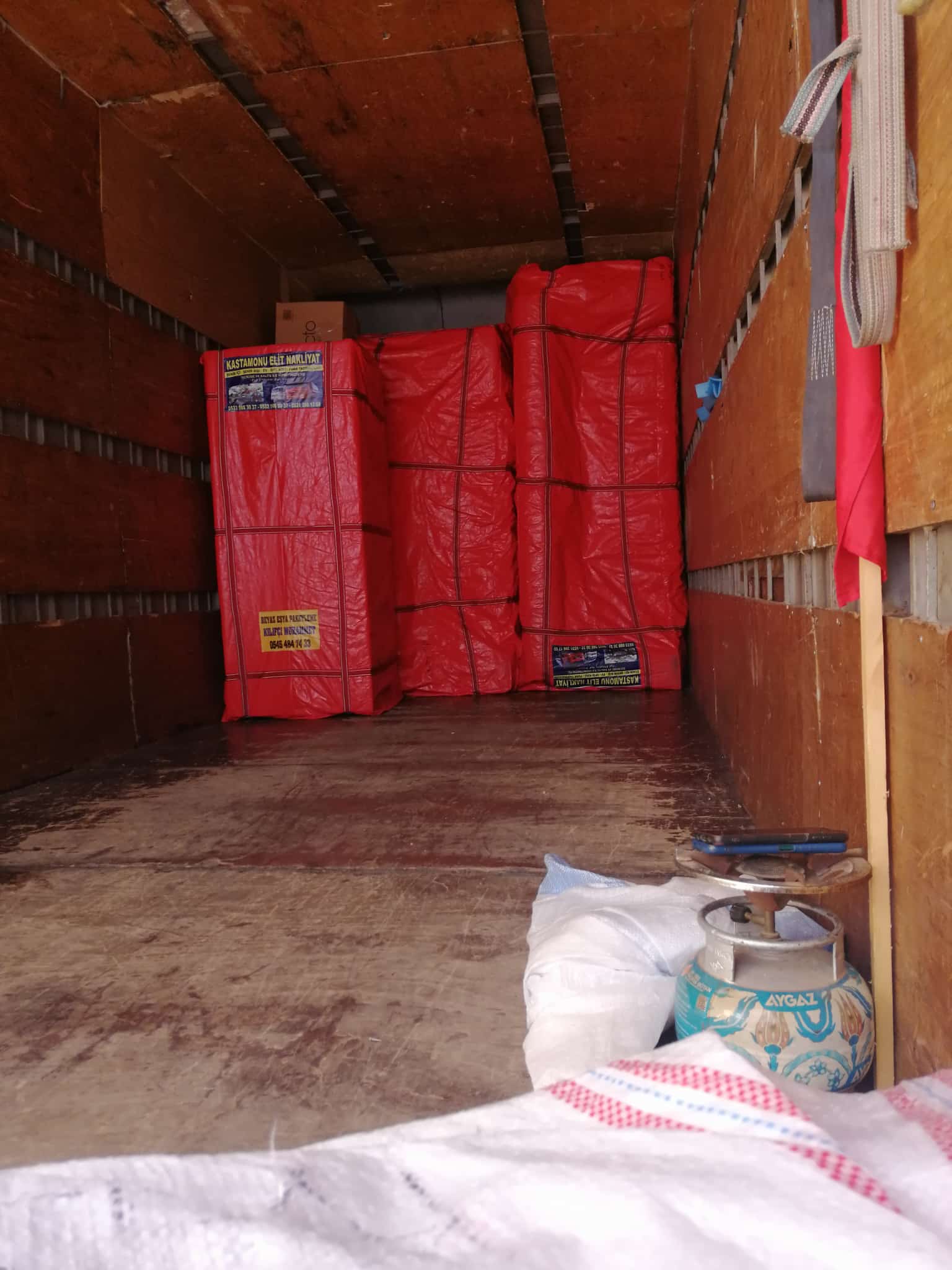 Ambalajlı eşyaların araç içinde görünümü