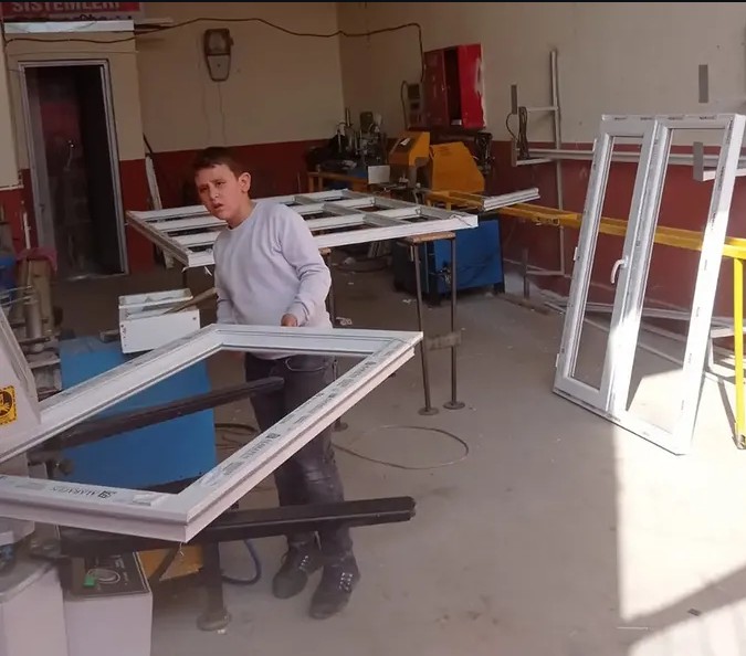 Atölyede ölçüye özel PVC pencere üretimi