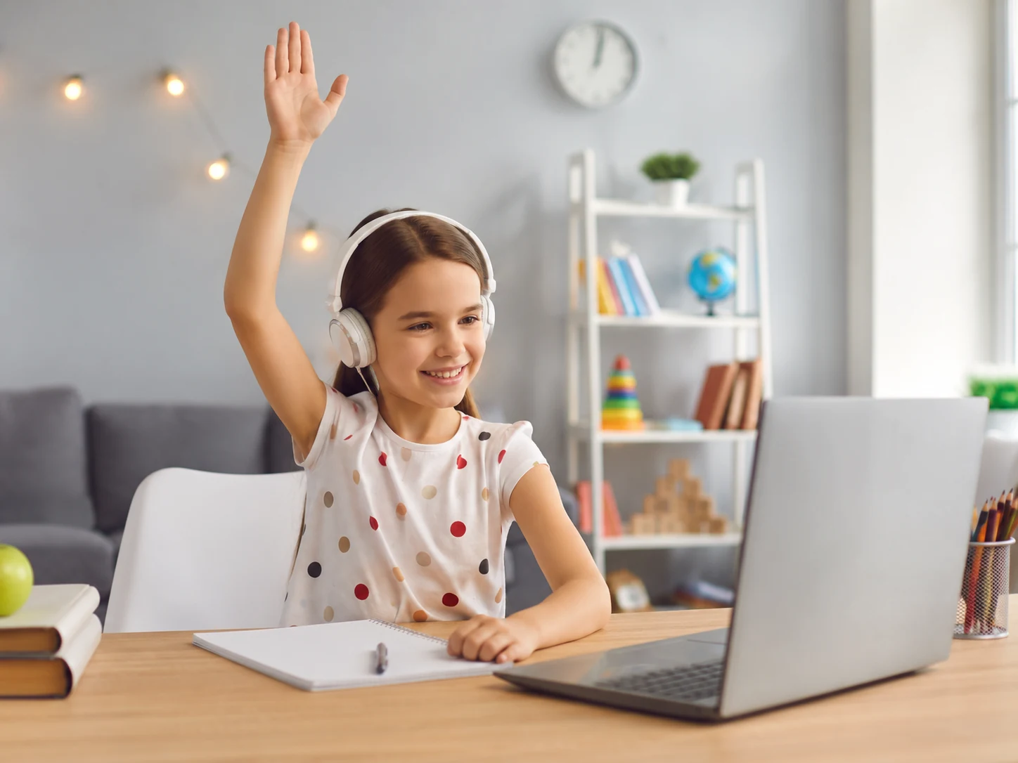 Online derse katılan ilkokul öğrencisi
