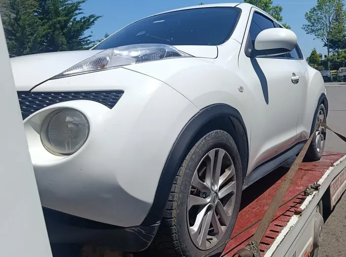 Beyaz araç çekici üzerinde