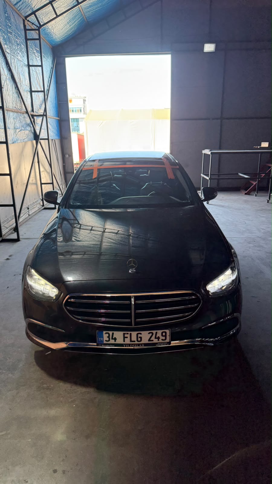 Servis alanında oto cam uygulaması